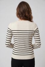 Blusa Feminina Listrada em Malha Retilínea com Botões
