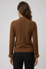 Blusa Feminina Manga Longa em Tricô Peluciado com Gola Média