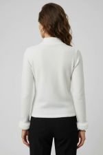 Blusa Feminina Manga Longa em Tricô Peluciado com Gola Média