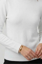 Blusa Feminina Manga Longa em Tricô Peluciado com Gola Média