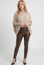 Poncho Feminino em Tricô Retilínea com Gola Alta