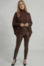 Poncho Feminino em Tricô Retilínea com Gola Alta