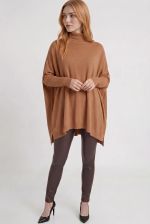 Poncho Feminino em Tricô Retilínea com Gola Alta