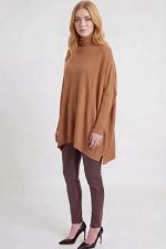Poncho Feminino em Tricô Retilínea com Gola Alta