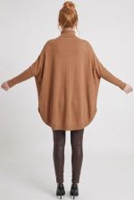 Poncho Feminino em Tricô Retilínea com Gola Alta