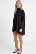 Poncho Feminino em Tricô Retilínea com Gola Alta