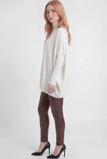 Poncho Feminino em Tricô Retilínea com Gola Alta