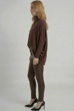 Poncho Feminino em Tricô Retilínea com Gola Alta