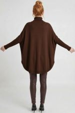 Poncho Feminino em Tricô Retilínea com Gola Alta