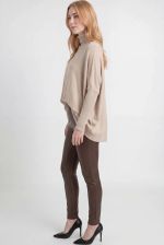 Poncho Feminino em Tricô Retilínea com Gola Alta