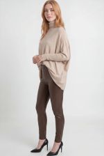 Poncho Feminino em Tricô Retilínea com Gola Alta