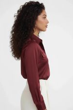 Camisa Feminina Acetinada com Vista Escondida e Lapelas