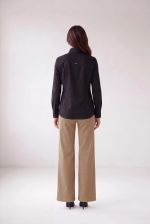 Camisa Feminina Slim em Tricoline com Elastano com 3 Botões no Busto