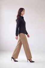 Camisa Feminina Slim em Tricoline com Elastano com 3 Botões no Busto