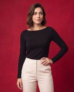 Blusa Feminina Básica em Malha com Decote Canoa