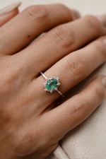 Anel Solitário Flore Esmeralda e Diamante