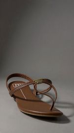 Moleca Rasteira de dedo com metal ouro