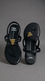 Moleca Rasteira de dedo com metal ouro
