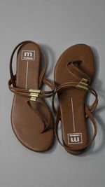 Moleca Rasteira de dedo com metal ouro