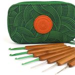 ESTOJO COM 7 AGULHAS DE CROCHE CABO DE BAMBU VERDE BANDEIRA EUROROMA