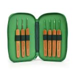 ESTOJO COM 7 AGULHAS DE CROCHE CABO DE BAMBU VERDE BANDEIRA EUROROMA