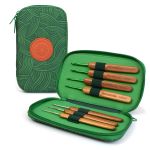 ESTOJO COM 7 AGULHAS DE CROCHE CABO DE BAMBU VERDE BANDEIRA EUROROMA