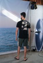 CAMISETA WHEN THE RIVER LOOKS BACK - PRETA