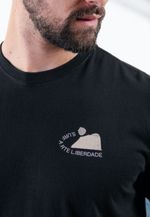 CAMISETA WHEN THE RIVER LOOKS BACK - PRETA