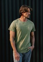 CAMISETA LIVIN THE OUTDOOR - VERDE MUSGO 