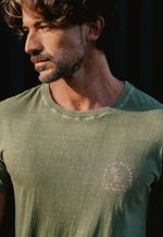 CAMISETA LIVIN THE OUTDOOR - VERDE MUSGO 