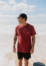 CAMISETA CAVALEIRO DAS ARTES COLLAB SAL + THIPAN - VINHO