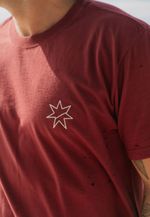 CAMISETA CAVALEIRO DAS ARTES COLLAB SAL + THIPAN - VINHO