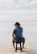 CAMISETA CAVALEIRO DAS ARTES COLLAB SAL + THIPAN - MARINHO