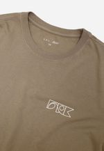 CAMISETA CABEÇA NAS ONDAS COLLAB SAL + THIPAN - VERDE MUSGO