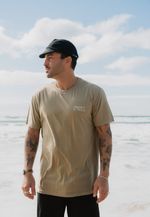 CAMISETA CABEÇA NAS ONDAS COLLAB SAL + THIPAN - VERDE MUSGO