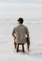 CAMISETA CABEÇA NAS ONDAS COLLAB SAL + THIPAN - VERDE MUSGO