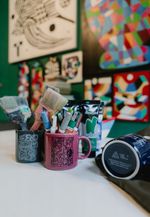 CANECA CABEÇA NAS ONDAS COLLAB THIPAN - CINZA