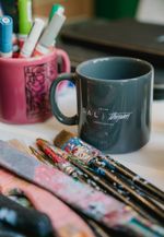 CANECA CABEÇA NAS ONDAS COLLAB THIPAN - CINZA