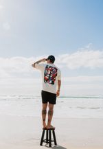 CAMISETA CABEÇA NAS ONDAS COLLAB SAL + THIPAN - OFF WHITE 