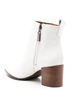 Bota Studio 111