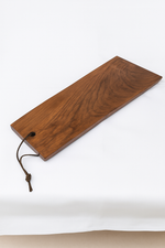 Tábua para Aperitivo em Madeira com Alça de Couro - 50x19x2cm