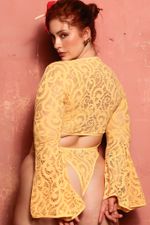 BLUSA BOCA DE SINO LACE AMARELA | YELLOW LACE BELL SLEEVE TOP