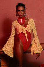 BLUSA BOCA DE SINO LACE AMARELA | YELLOW LACE BELL SLEEVE TOP