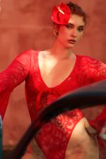 BLUSA BOCA DE SINO LACE VERMELHA | RED LACE BELL SLEEVE TOP