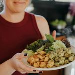Nhoque de batata doce ao molho pesto com peito de frango grelhado(Entregue em Porto Alegre e região)