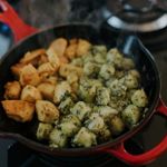 Nhoque de batata doce ao molho pesto com peito de frango grelhado(Entregue em Porto Alegre e região)