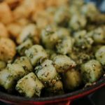 Nhoque de batata doce ao molho pesto com peito de frango grelhado(Entregue em Porto Alegre e região)