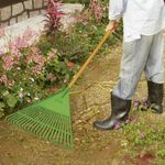 VASSOURA PLÁSTICA RASTELO P/ GRAMA JARDIM C/ CABO 22 DENTES