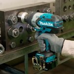  CHAVE DE IMPACTO MAKITA DTW1001Z + CARREGADOR DC18RC+ BATERIA
