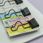 Binder Clipes para Papel BRW - Com Suporte para Lápis e Caneta - Preto e Branco